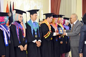 IBI Darmajaya Beri Penghargaan 24 Wisudawan