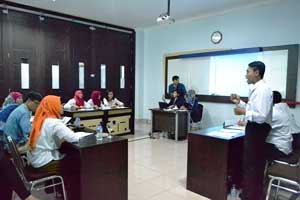 Debat Competition Darmajaya-STIE Prasetiya Mandiri Adu Argumen