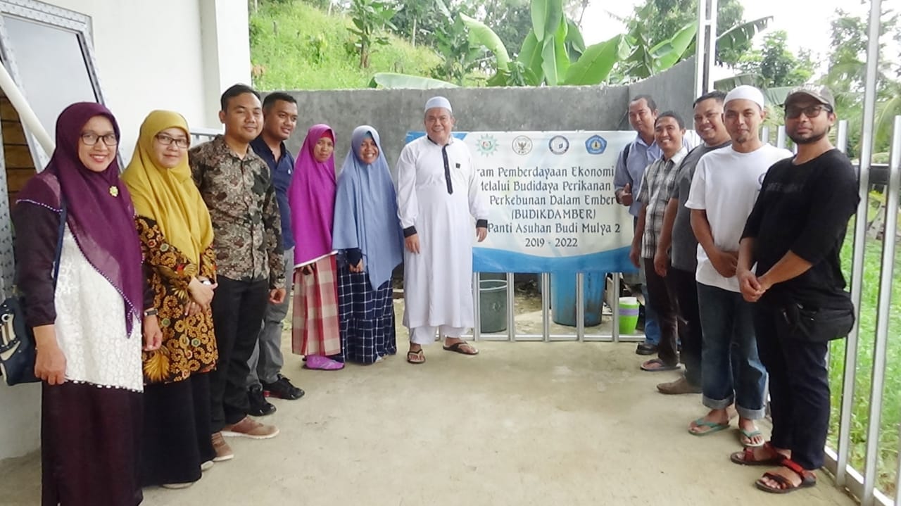 Rektor IIB Darmajaya Panen Perdana dan Ikuti Lelang Budikdamber