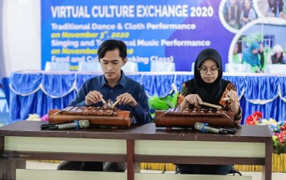 Virtual Culture Exchange, Mahasiswa IIB Darmajaya Nyanyikan Lagu Lampung dan Mainkan Cetik