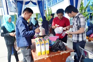 LATIH JIWA WIRAUSAHA, HIMA AK IBI DARMAJAYA GELAR BAZAR