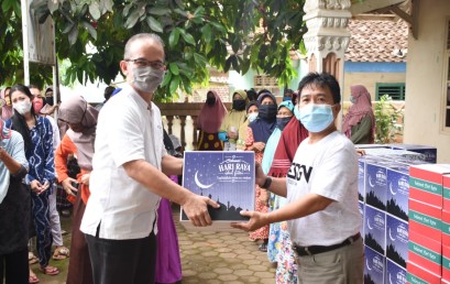 Jalin Silaturahmi, IIB Darmajaya Beri Bingkisan Lebaran kepada Warga Sekitar Kampus