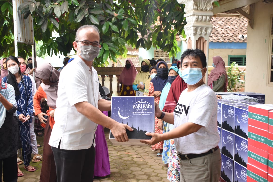 Jalin Silaturahmi, IIB Darmajaya Beri Bingkisan Lebaran kepada Warga Sekitar Kampus