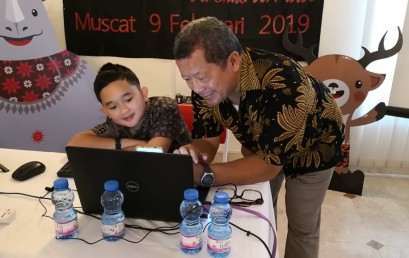 Pakar IT Darmajaya Onno W Purbo Ajarkan Aplikasi Android Anak-anak Indonesia di Oman.