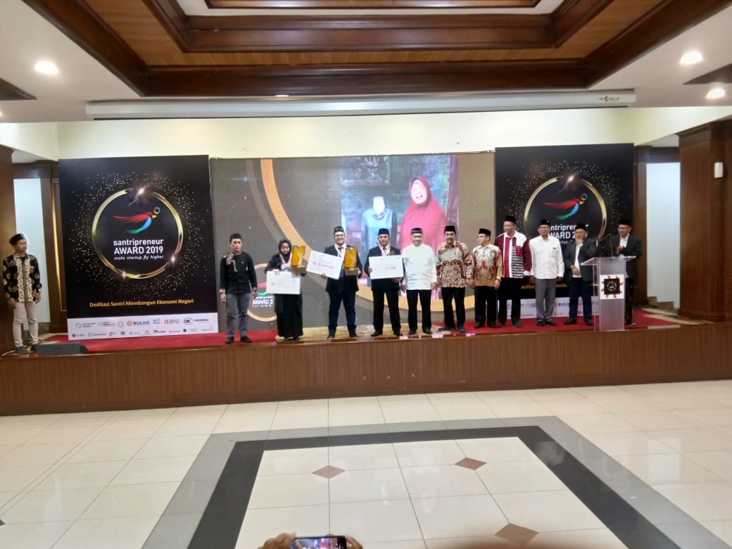 Mahasiswi IIB Darmajaya Ini Raih Santripreneur Award 2019 Kategori Industri Kreatif