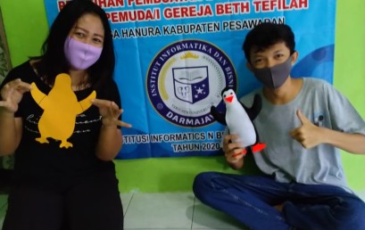 Hibah Institusi, Dosen IIB Darmajaya Ajarkan Pemuda/i Gereja Membuat Boneka Hingga E-Commerce