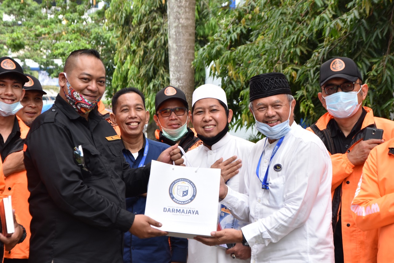 Kunjungan ke IIB Darmajaya, Yayasan Majelis Peduli Masyarakat Bagikan Buku