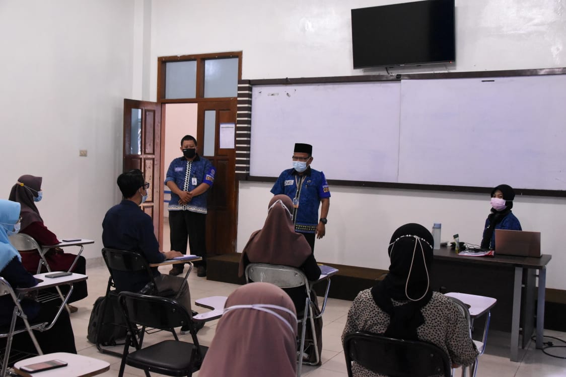 Satgas Covid-19 IIB Darmajaya Pantau Protkes Selama Hybrid Learning