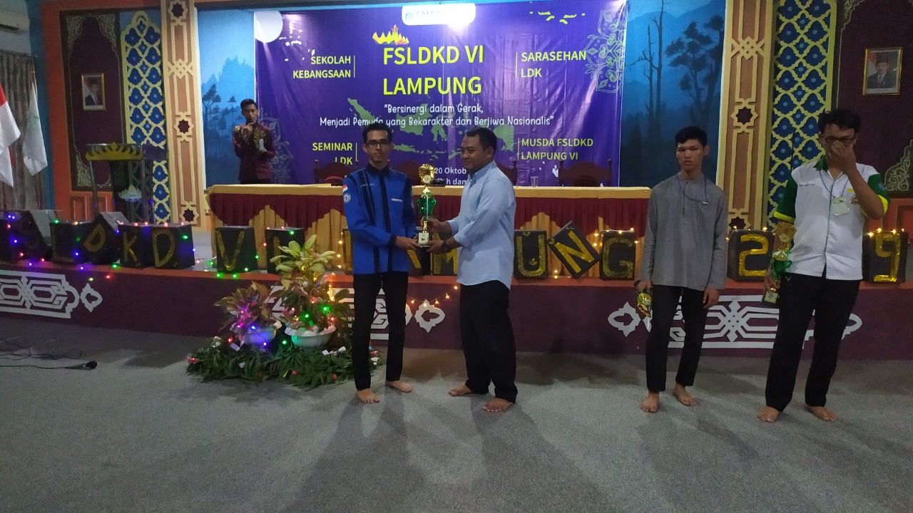 Sekum UKM As-Salam IIB Darmajaya Juara I Lomba Poster FSLDKD Lampung