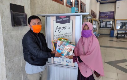 IIB Darmajaya Donasi Ratusan Buku kepada Rumah Baca Ardani