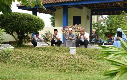 Hari Pahlawan, Civitas Academica Kampus ini Ziarah ke Makam Pendiri Yayasan Alfian Husin