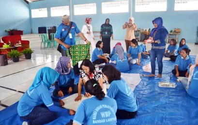 Dosen Darmajaya Latih Napi Buat Kerajinan Limbah Kain Motif Lampung