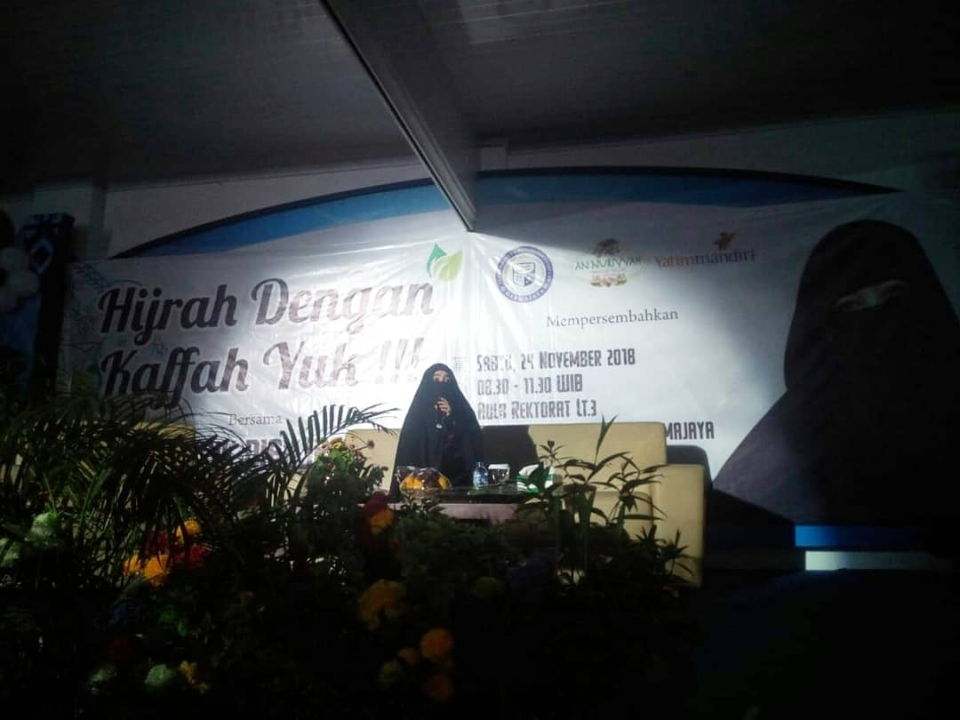 Umi Pipik Ajak Mahasiswa Darmajaya, Hijrah Dengan Kaffah