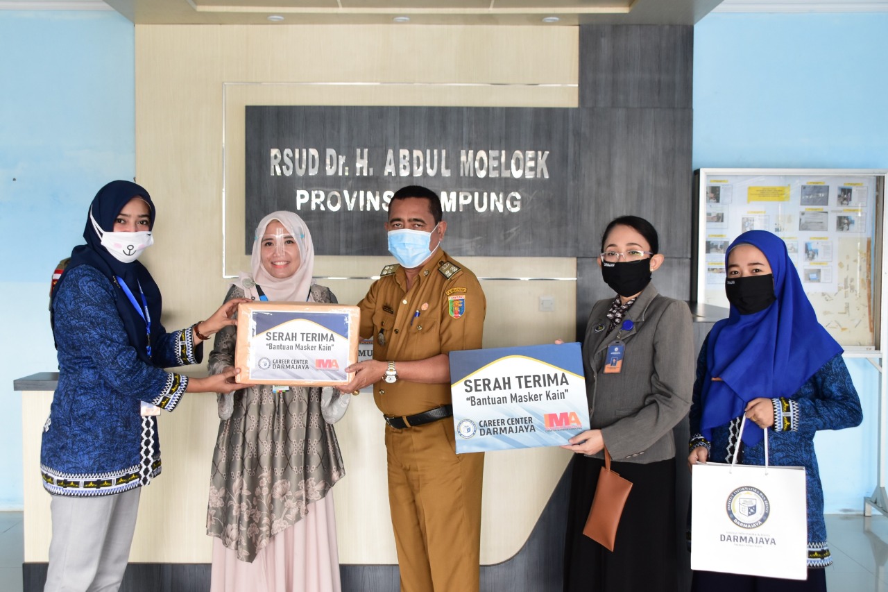 Peduli Pencegahan Covid 19, Career Center IIB Darmajaya Donasikan Masker untuk RSUDAM Lampung