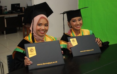 Wisuda Bareng, ini Cerita Kakak Beradik Raih Cum Laude di IIB Darmajaya