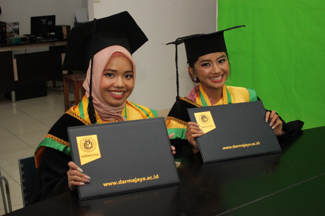 Wisuda Bareng, ini Cerita Kakak Beradik Raih Cum Laude di IIB Darmajaya