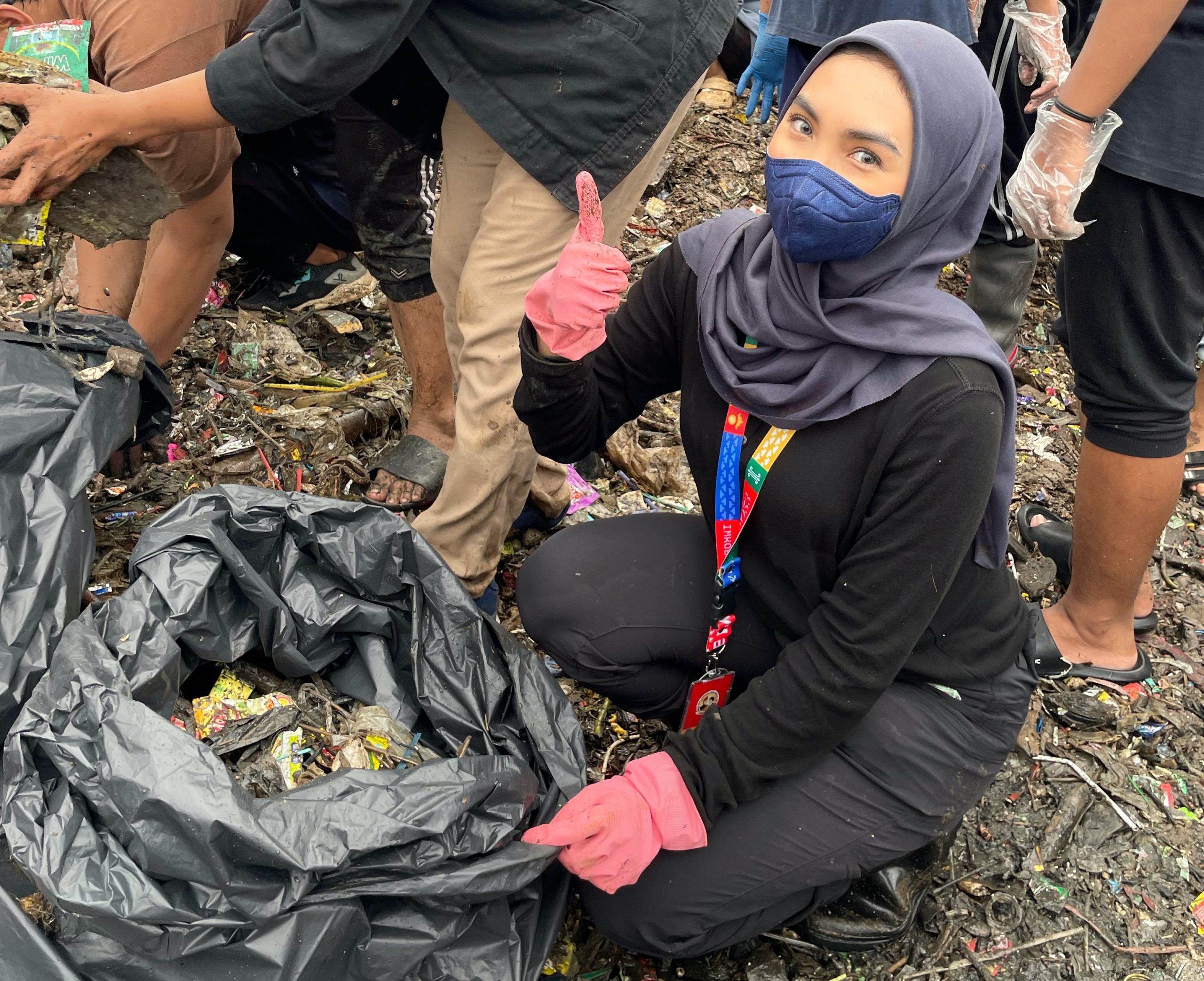 Bersih-bersih Pantai 2