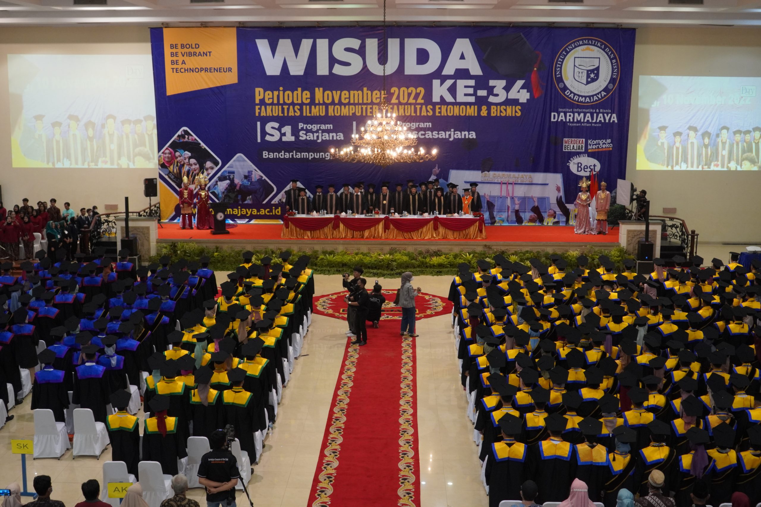 Tepat Hari Pahlawan, Kampus The Best IIB Darmajaya Mewisuda 490 Lulusan