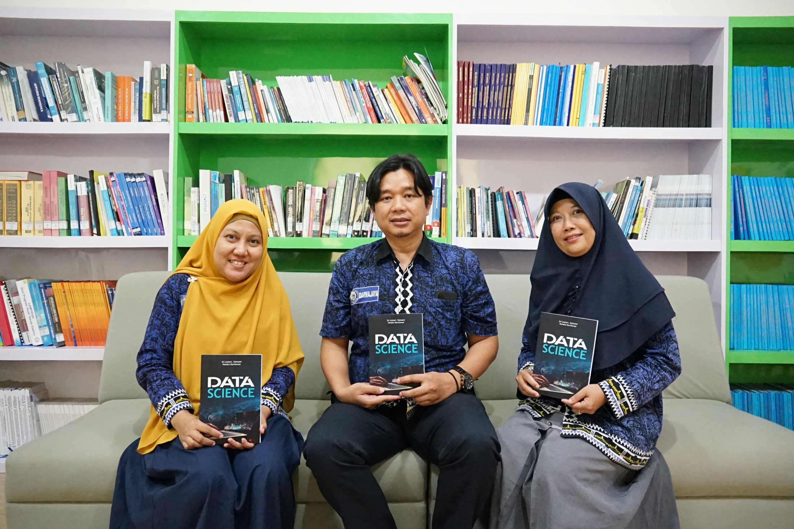 Ketua Prodi Sains Data Kolaborasi dengan Dosen Teknik Informatika Terbitkan Buku “Data Science”