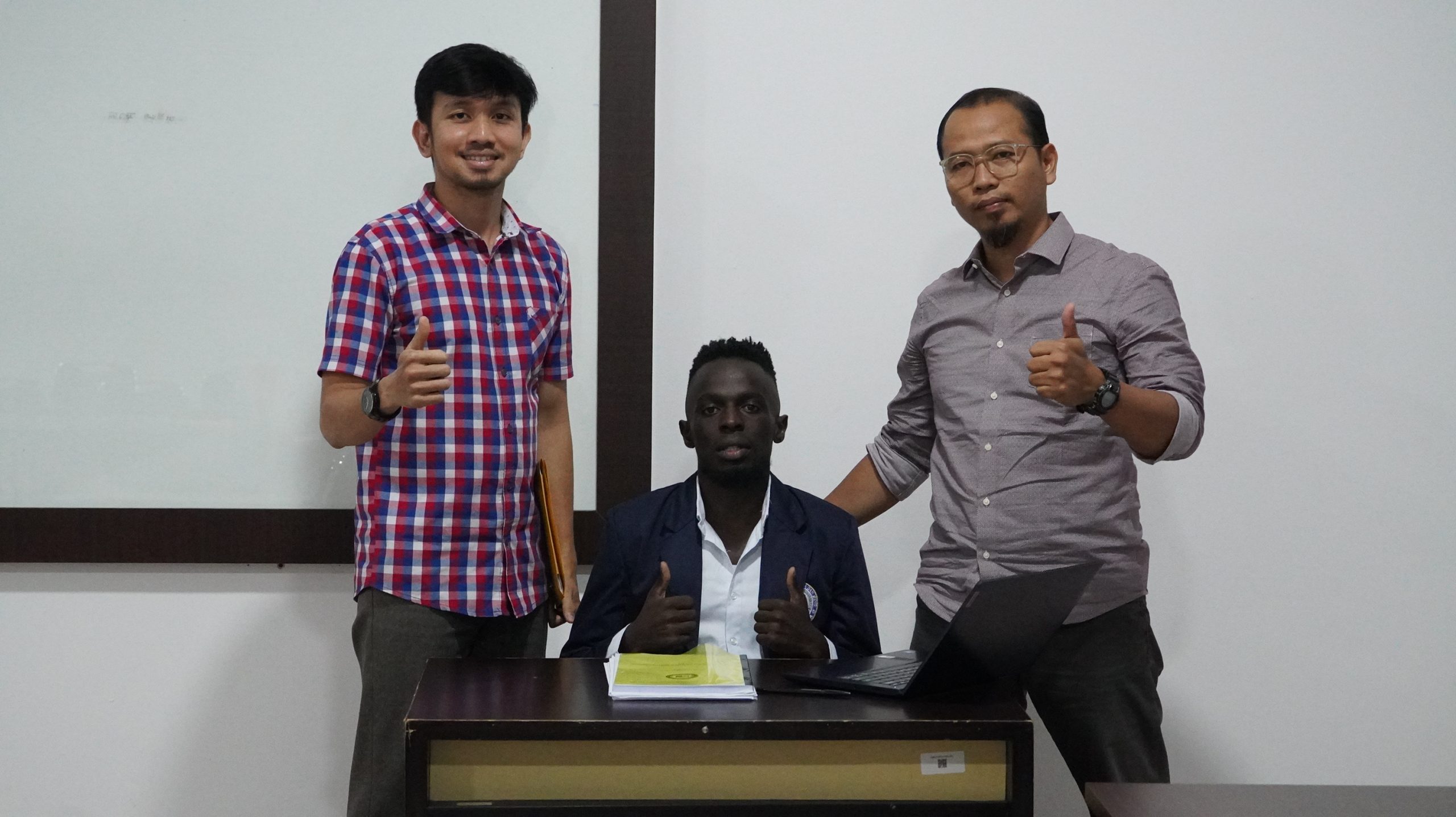 Kembali, Mahasiswa Asing asal Uganda ini Sandang Gelar Sarjana di Prodi Manajemen IIB Darmajaya