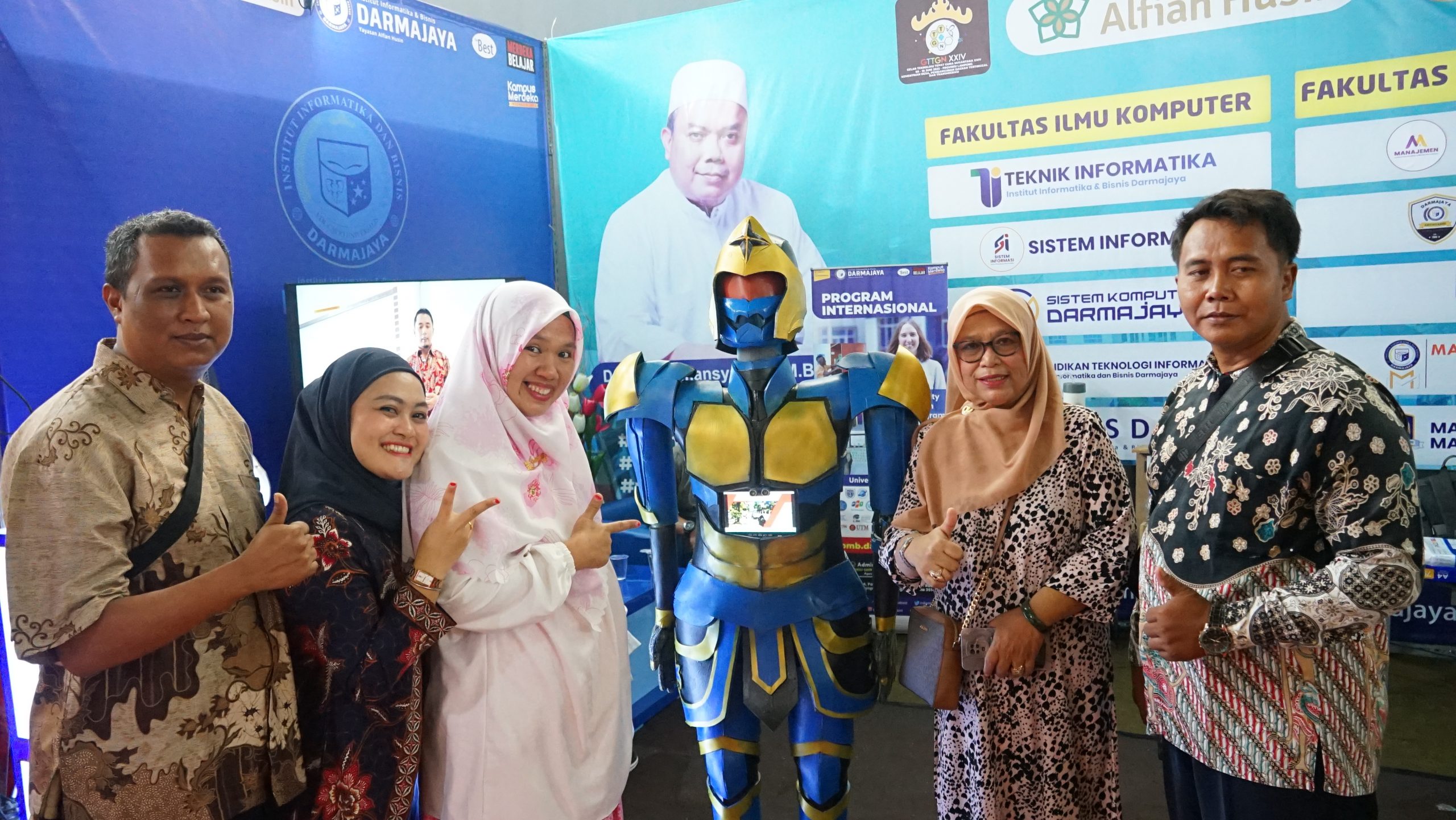 Pamerkan Hasil Karya Mahasiswa Prodi Sistem Komputer di GTTGN XXIV, Stand IIB Darmajaya Dipuji Menteri