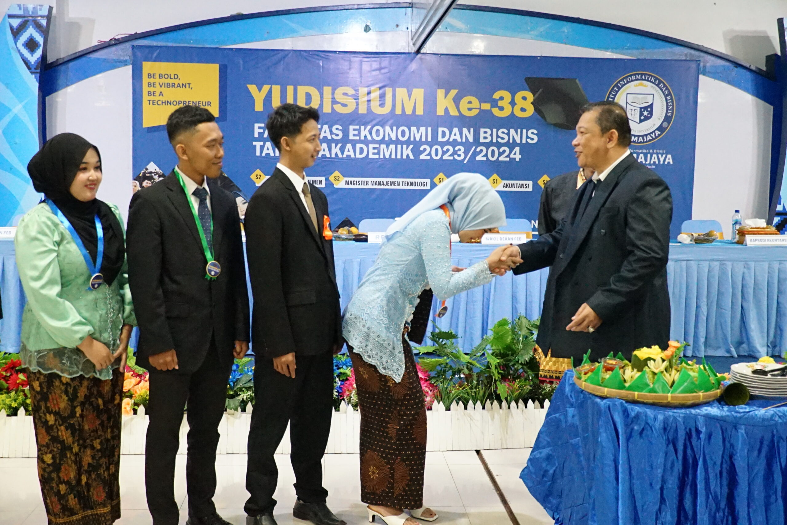 Yudisium Ke-38 Fakultas Ekonomi dan Bisnis IIB Darmajaya: 154 Peserta Siap Melangkah ke Dunia Profesional