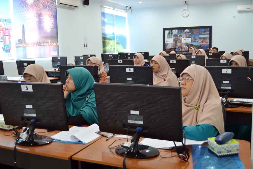 Tingkatkan Kompetensi Guru, Dosen Darmajaya Beri Pelatihan Komputer