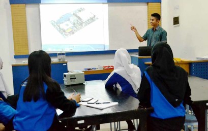 Darmajaya Latih Siswa Prakerin Kemampuan Speed Typing dan Trouble Shooting