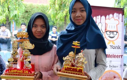 Boneka Adat Lampung Pukau Bazar Technopreneur Darmajaya