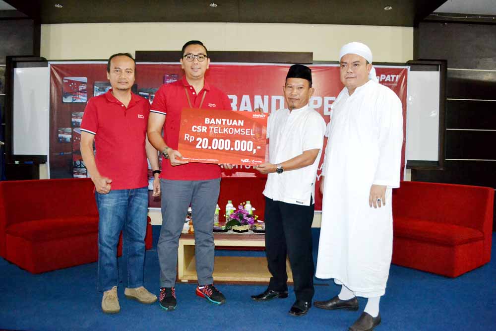 Telkomsel Salurkan CSR Broadband Corner Darmajaya