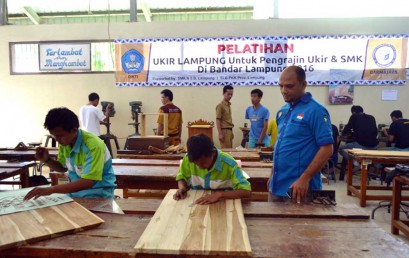 Dosen Darmajaya Latih Siswa SMK Seni Ukir Lampung