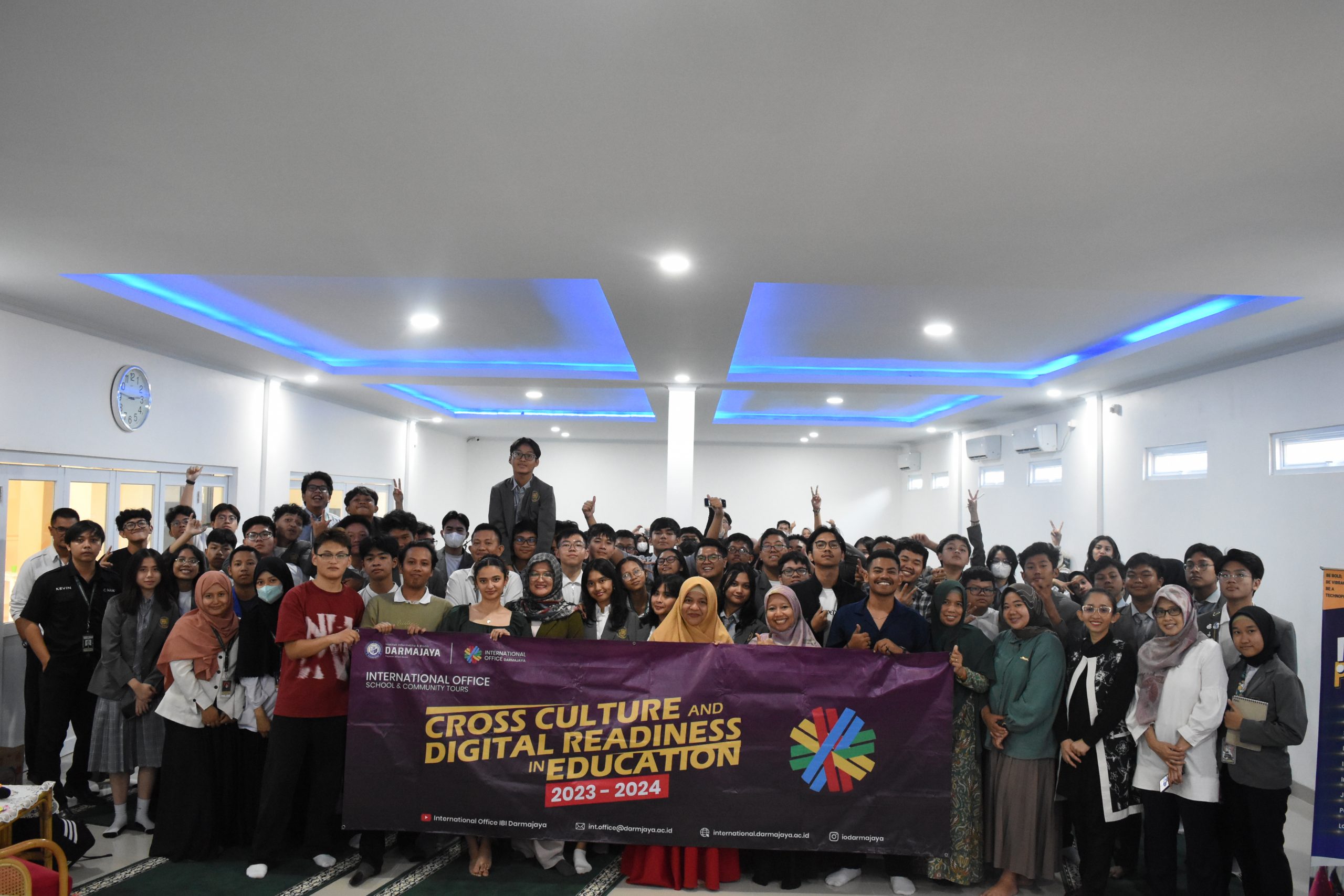 Bersama Mahasiswa Asing, International Office Darmajaya–SMA TMI Kolaborasi Gelar “Cross Culture and Digital Readiness”