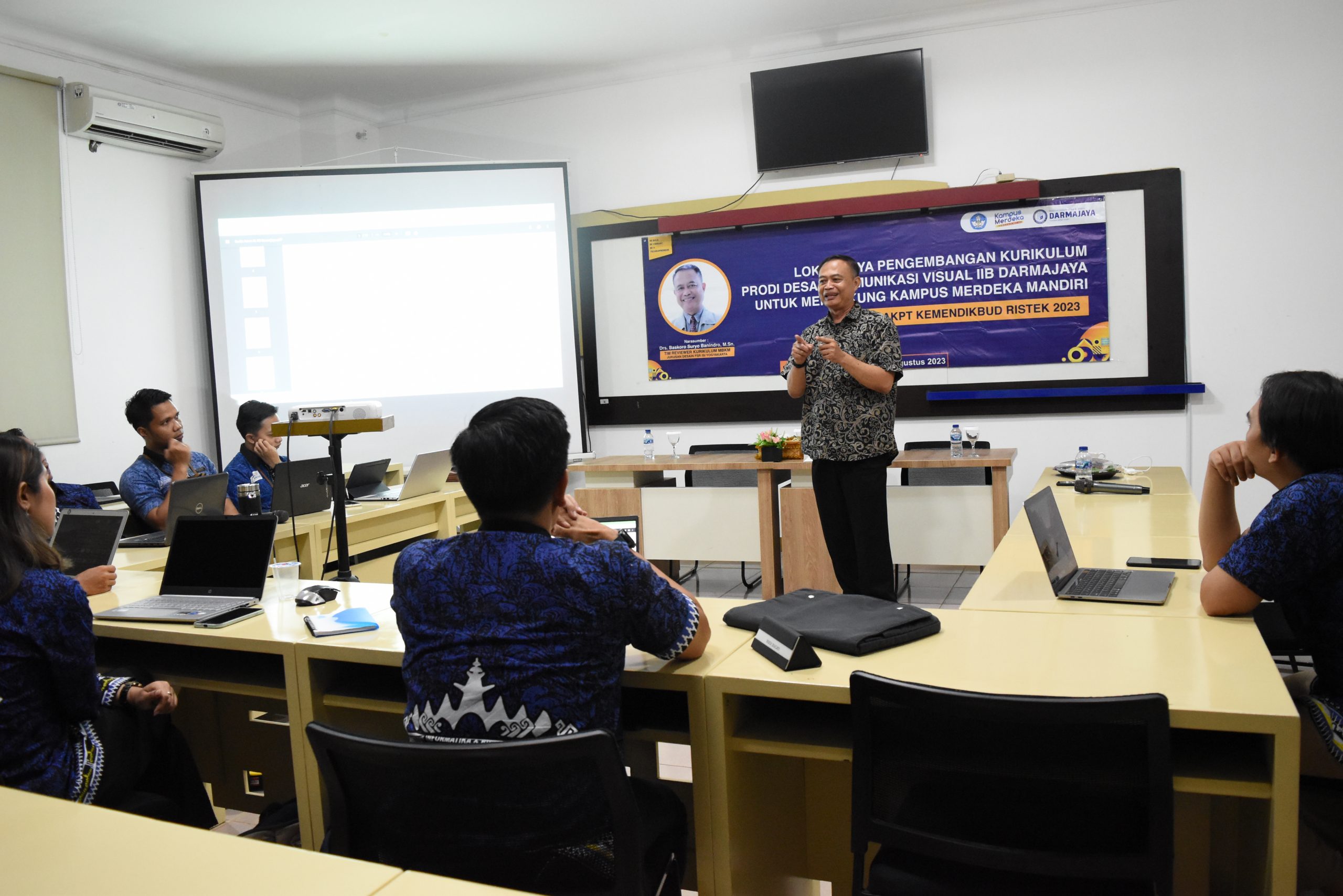 Hadirkan Narasumber ISI Yogyakarta, Prodi DKV IIB Darmajaya Gelar Lokakarya Pengembangan Kurikulum