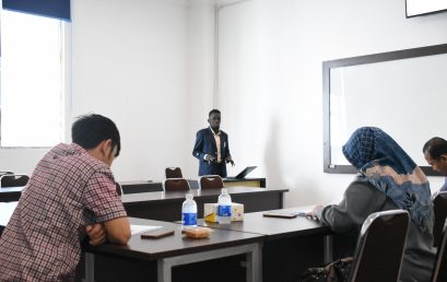 Mahasiswa Kelas Internasional IIB Darmajaya Asal Uganda ini Seminar Proposal, Ini Kata Ken