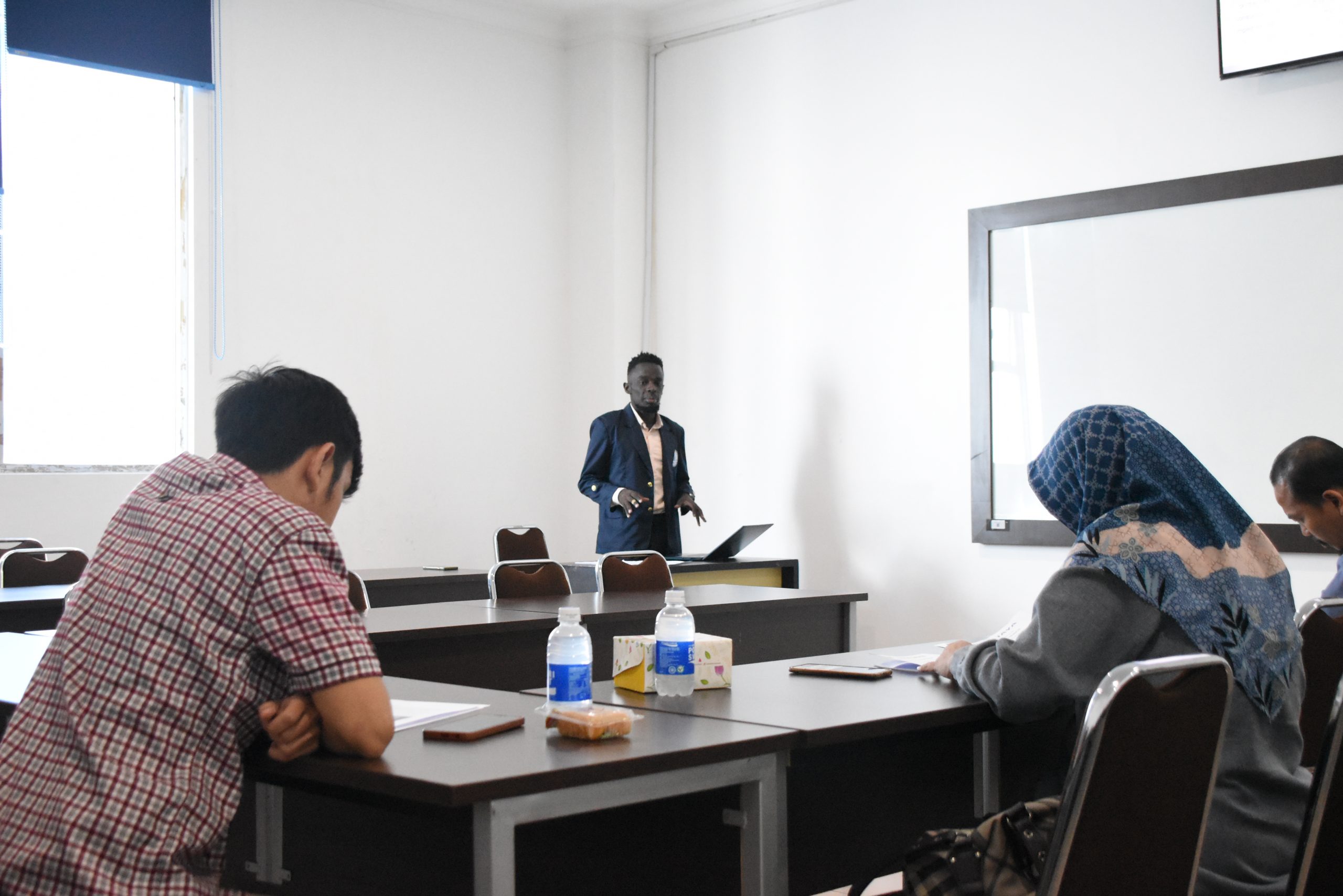 Mahasiswa Kelas Internasional IIB Darmajaya Asal Uganda ini Seminar Proposal, Ini Kata Ken