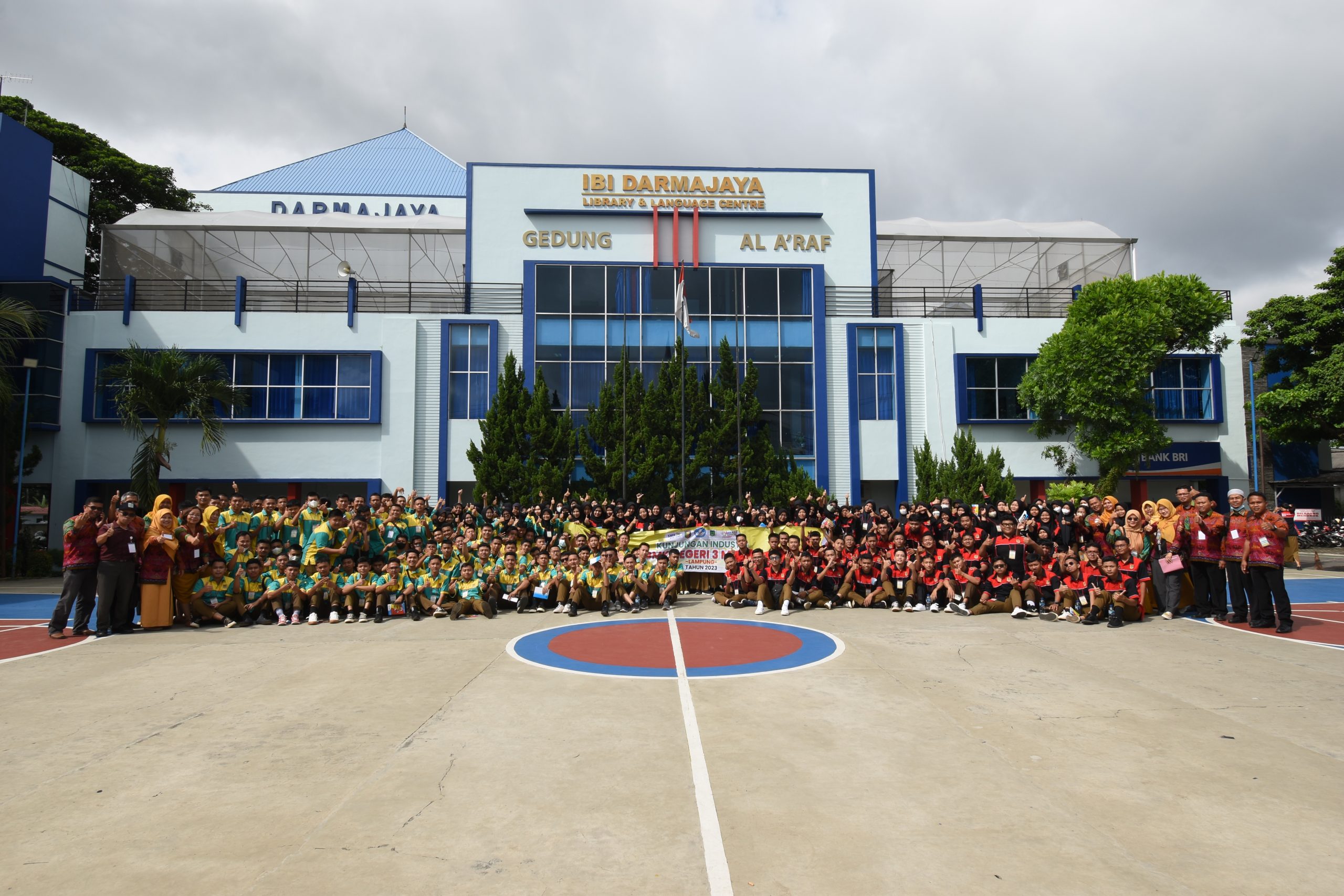 Ratusan Pelajar SMKN 3 Metro Kunjungan Industri ke Kampus The Best IIB Darmajaya