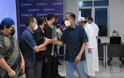 The Best…! 12 Karyawan Darmajaya Terima Tunjangan Haji, ini Kata Ketua Yayasan Alfian Husin