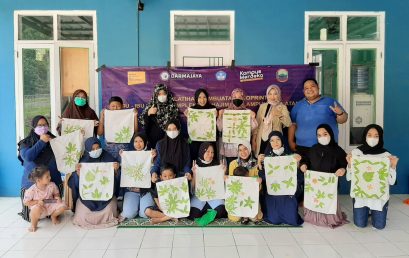 Tiga Dosen Kampus The Best ini Ajari Ibu-ibu Perumahan BCL Handcraft Ecoprint