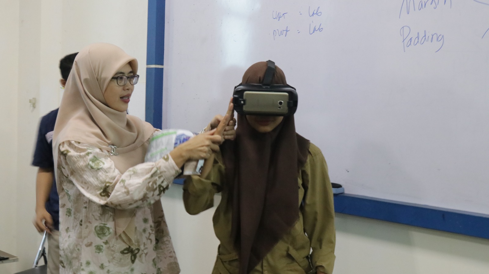 Pelajar SMKN 1 Bandarlampung Asyiik Belajar Mobile Application dan Virtual Reality Bersama Dosen Prodi Teknik Informatika IIB Darmajaya