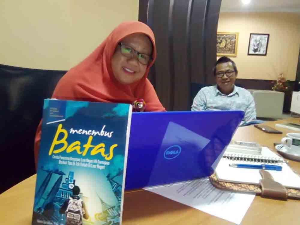 Mudahnya Kuliah di Luar Negeri, Dosen IIB Darmajaya Luncurkan Novel ‘Menembus Batas’