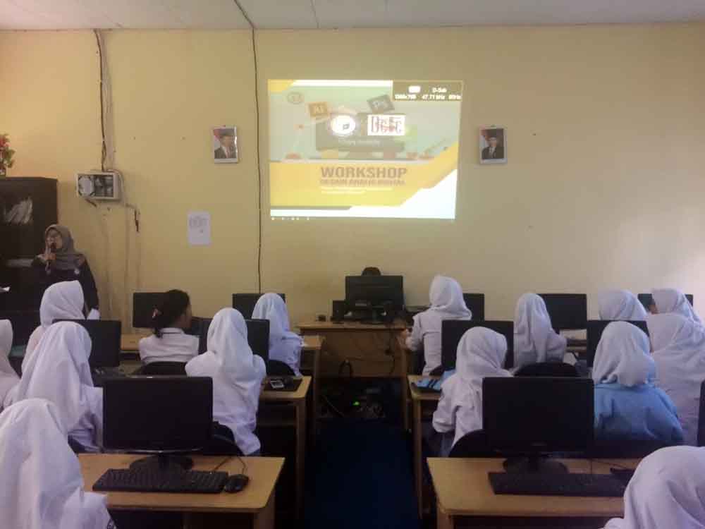 UKM DCFC IIB Darmajaya Isi Materi Workshop di SMAN 14 Bandar Lampung