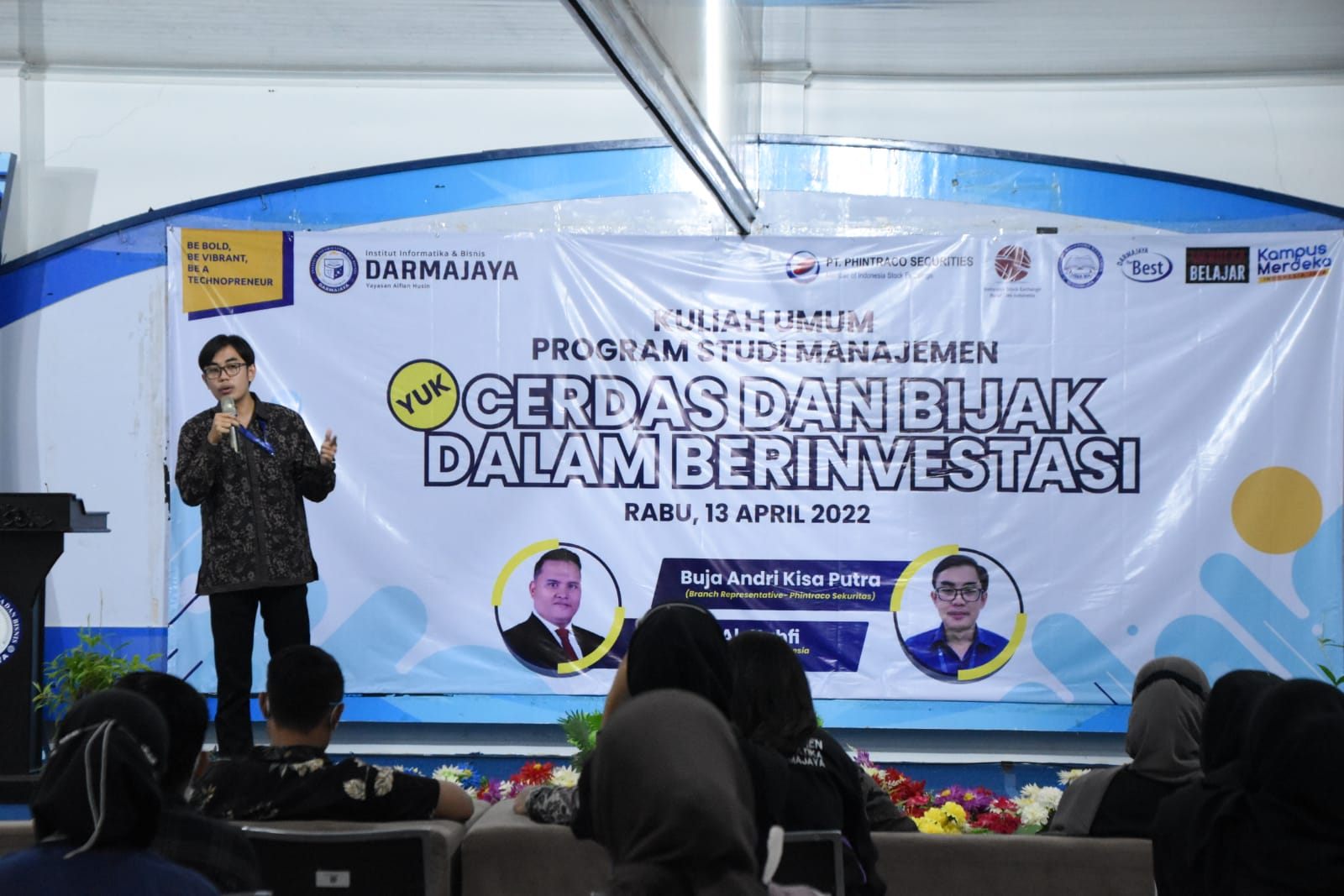 Tanamkan Minat Investasi di Pasar Modal, Prodi–Hima Manajemen Gelar Kuliah Umum Cerdas dan Bijak dalam Berinvestasi