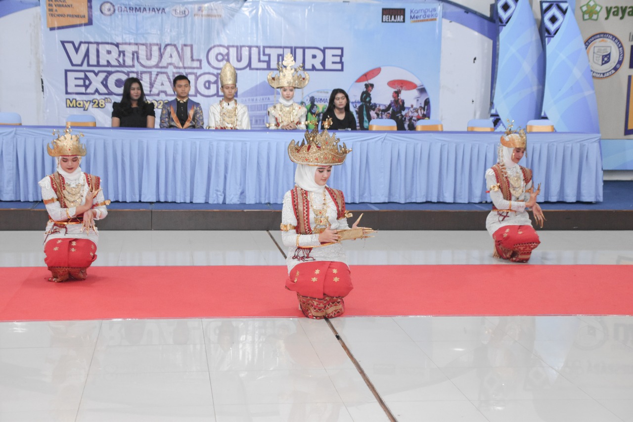 Virtual Culture Exchange FPT University–IIB Darmajaya, Mahasiswa Vietnam Kagum dengan Tarian Sigeh Pengunten