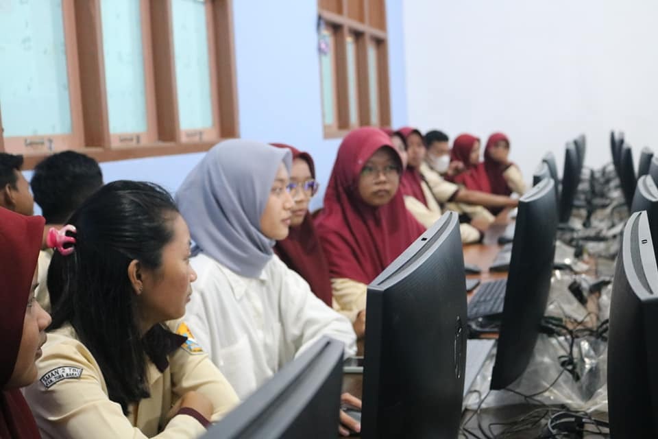 The Best, Dosen Prodi Sistem Komputer IIB Darmajaya Kenalkan IoT di SMAN 2 Tulangbawang Udik