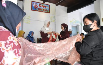 Membangun Jiwa Entrepreneurship Komunitas Dif_able, Dosen IIB Darmajaya Berikan Pelatihan Sulam Maduaro