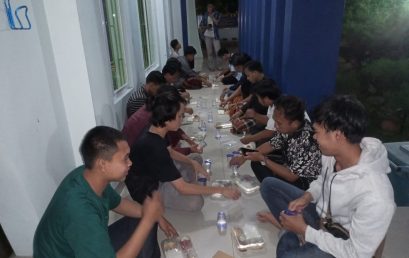 “Ramadhan Berbagi” Masjid Baitul Ilmi IIB Darmajaya Sediakan Takjil dan Makanan Berbuka Bagi Jemaah