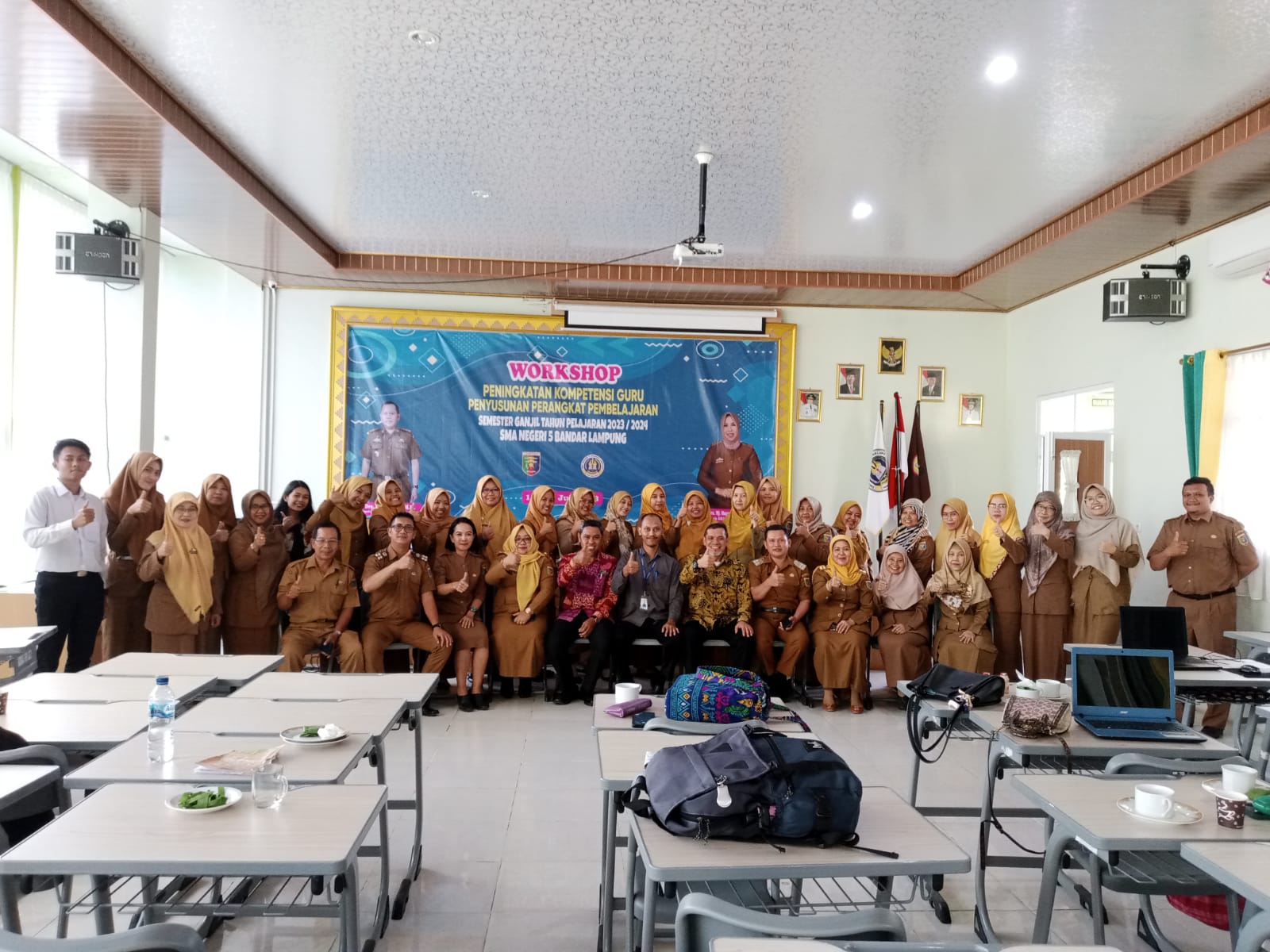 Tiga Dosen Fakultas Ilmu Komputer IIB Darmajaya Bagikan Media Pembelajaran Melalui Google di SMAN 5 Bandarlampung