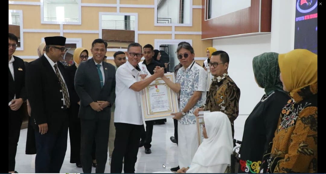 Dedikasi H Alfian Husin membuahkan Penghargaan Bhakti Pendidikan