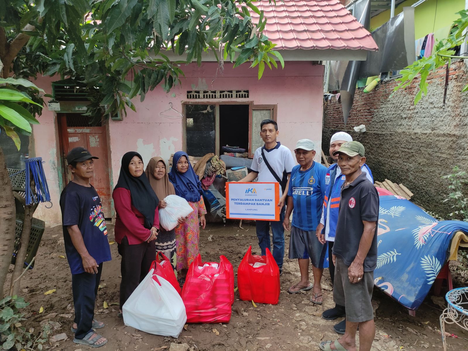 Kolaborasi, IKA DJ dan DT Peduli Beri Bantuan ke Warga Dampak Banjir