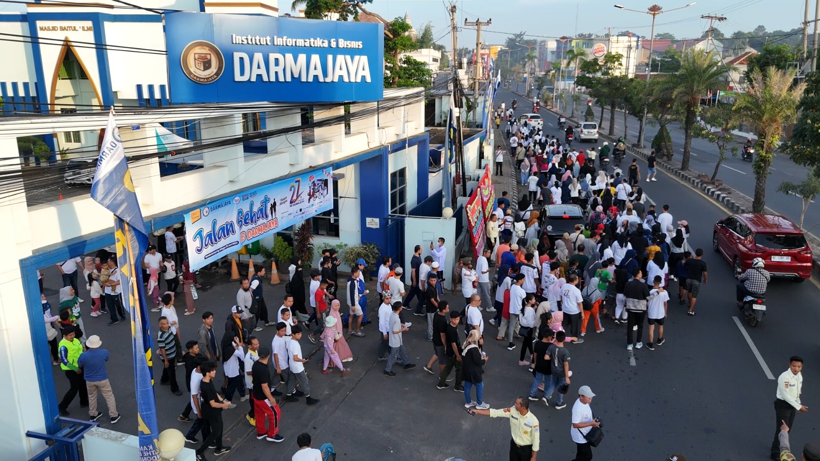 Ratusan Peserta Meriahkan Jalan Sehat Dies Natalis ke 27 IIB Darmajaya